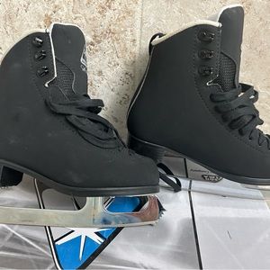 Jackson Artiste boys skates Y1.5